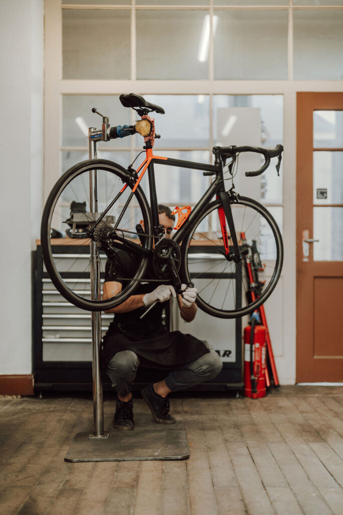 Un technicien vélo réparant un vélo dans son atelier en Alsace