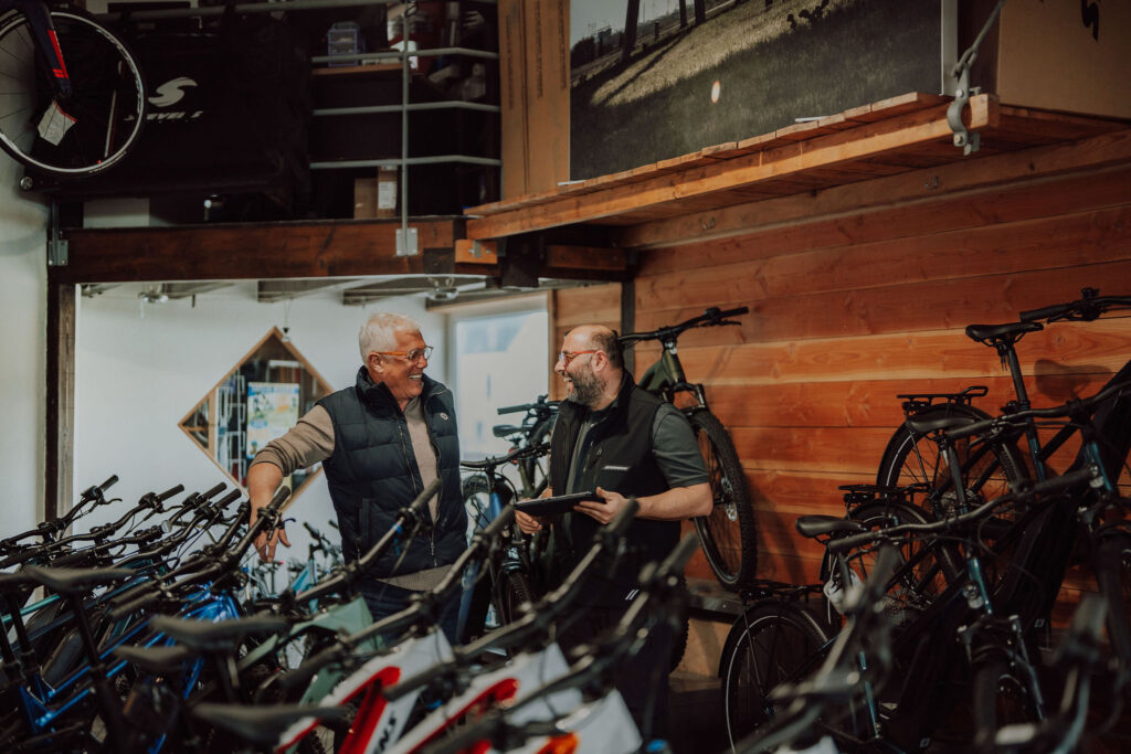 Vendeur vélo conseillant un client pour l'achat d'un vélo dans un magasin